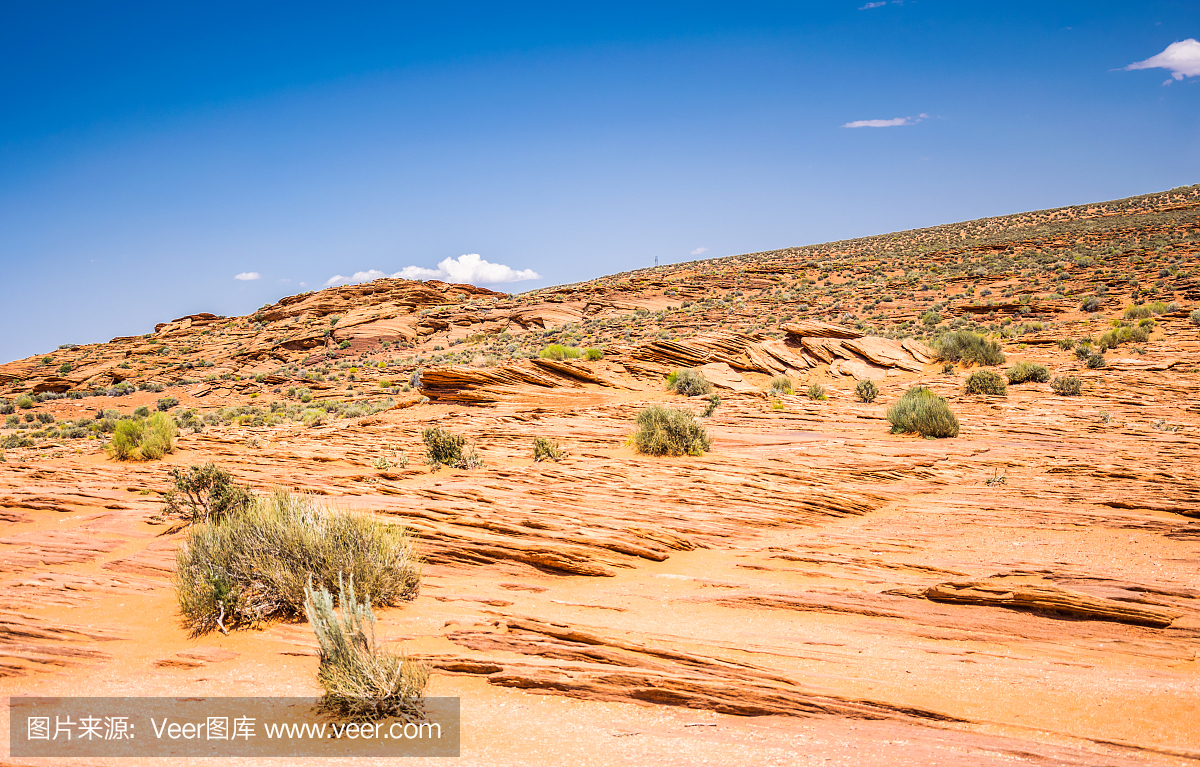 干旱沙漠干旱气候。红砂岩石块和微不足道的沙