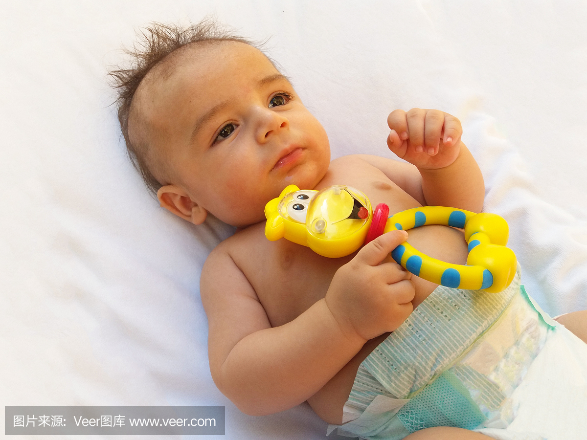 3个月大的男婴玩着出牙玩具