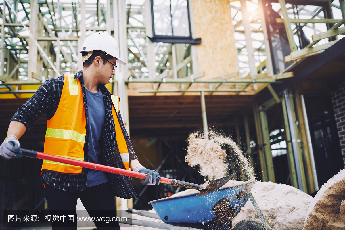 澳大利亚的建筑工人在建筑工地工作和做任务。