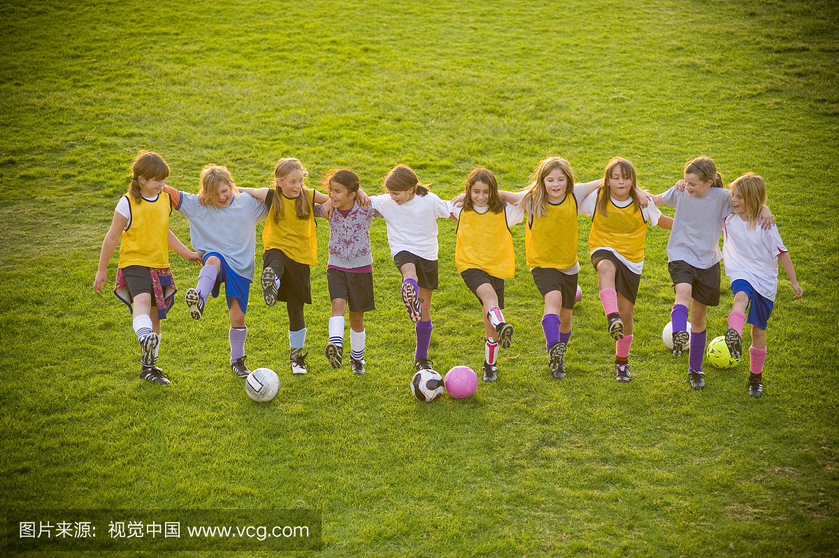 8岁的女孩足球练习热身