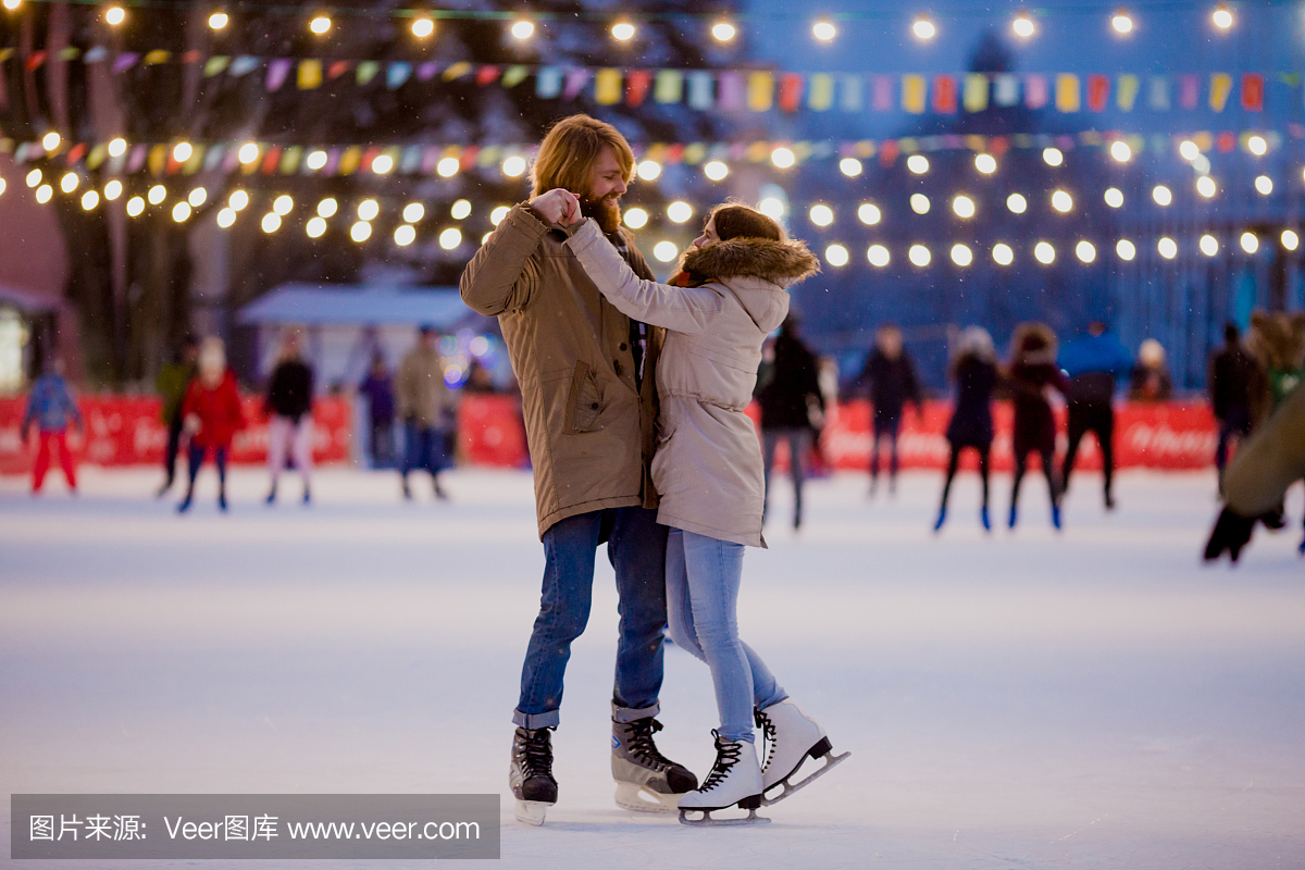 主题溜冰场和恩爱夫妻。满足年轻,时尚的人们