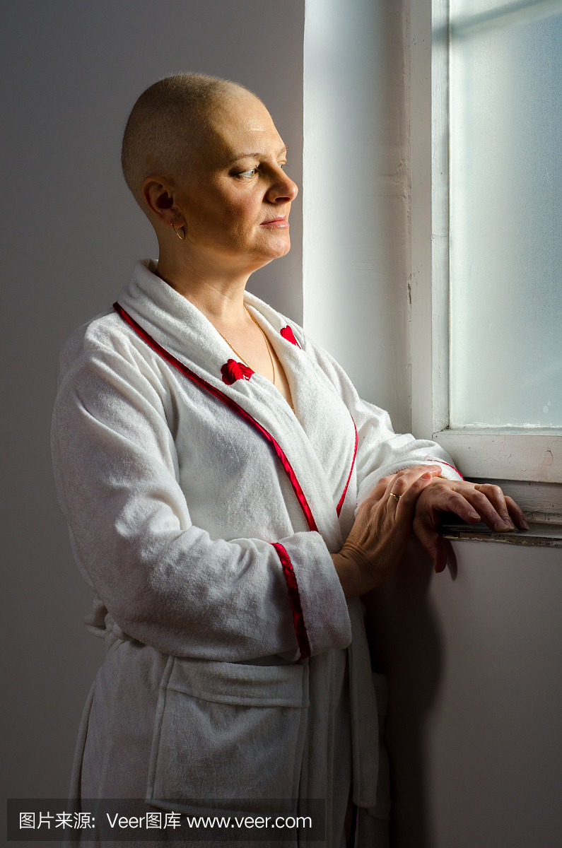秃头妇女在癌症在医院