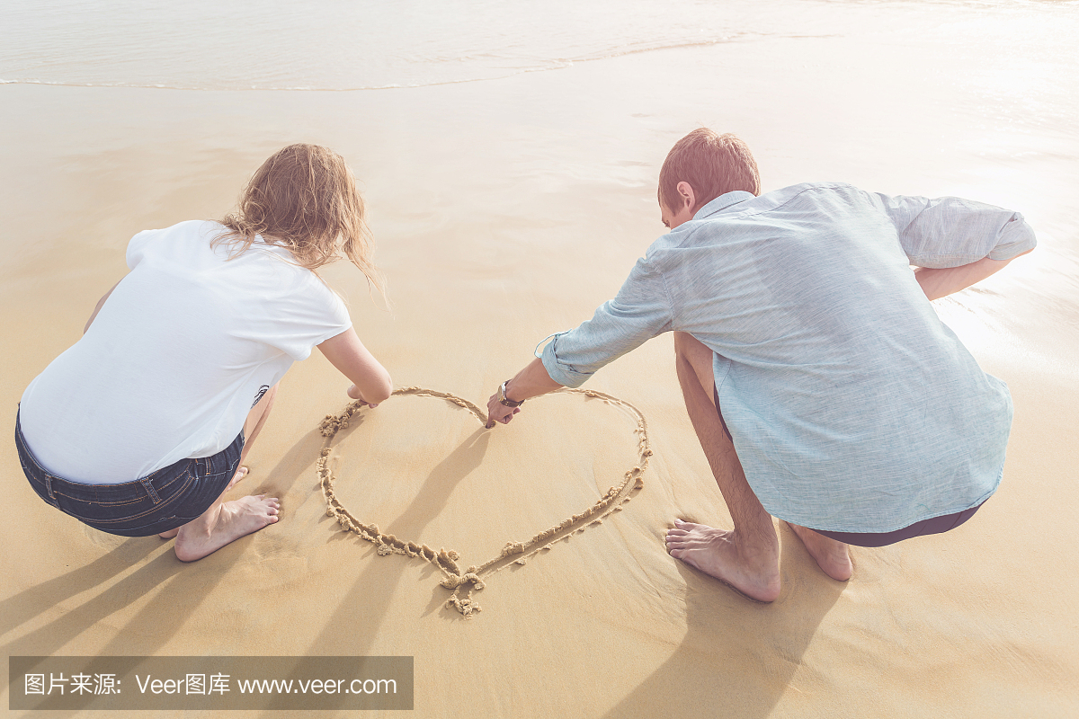 几个人或来自欧洲的旅游与快乐和放松时间在卡