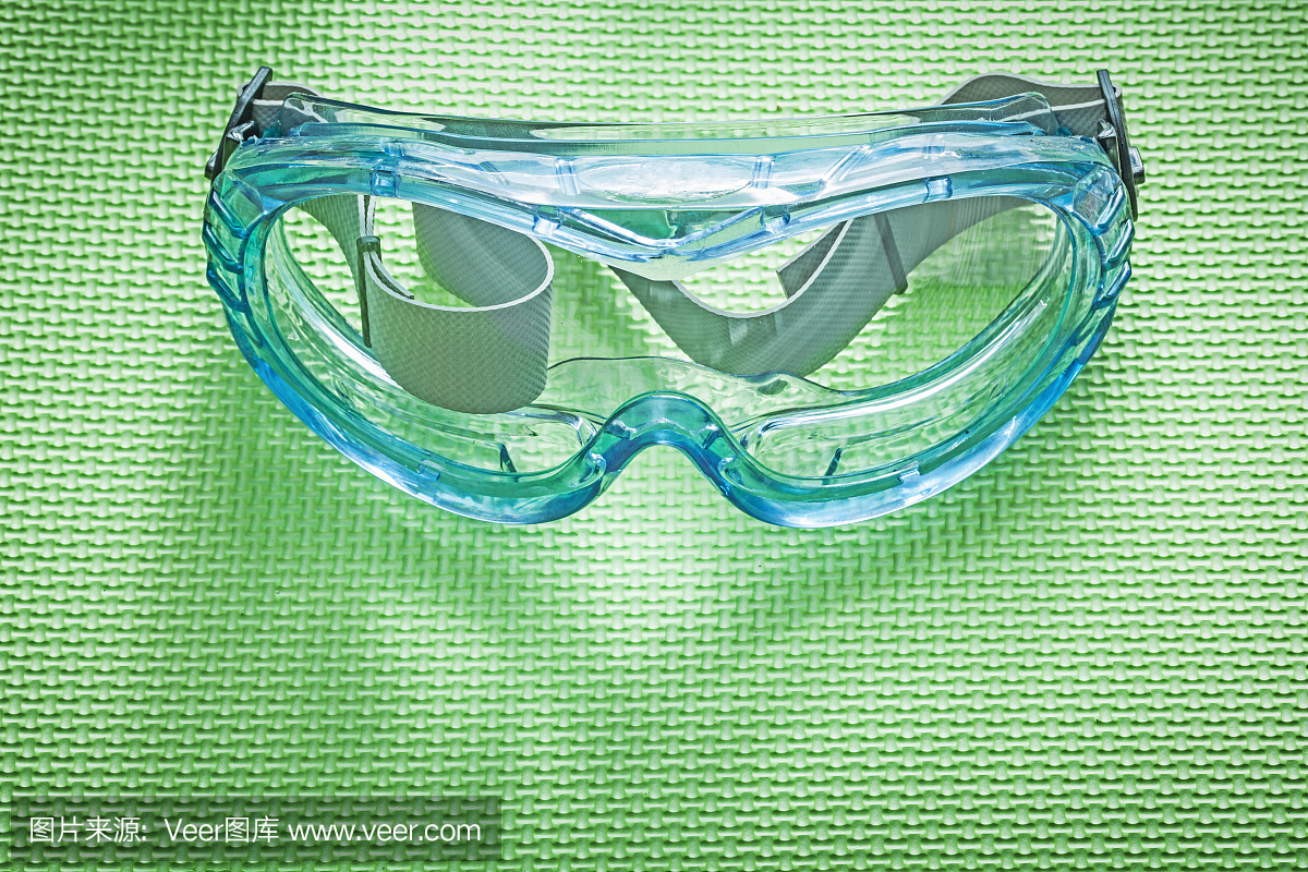 安全眼镜在绿色背景施工概念