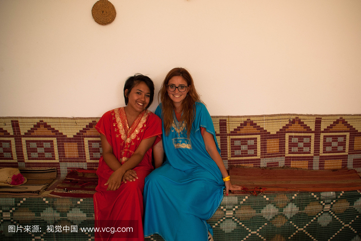 传统突尼斯衣服的年轻女性