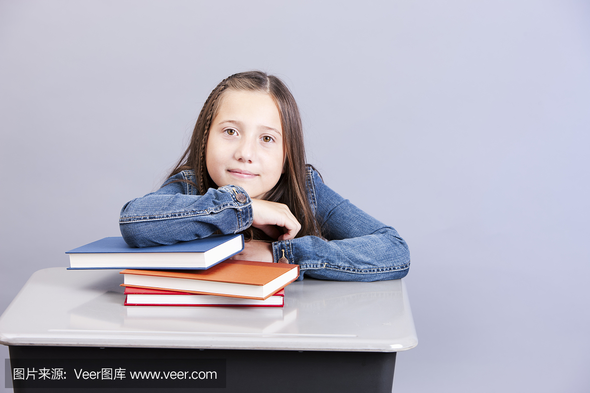 教育背景:西班牙裔女孩在书桌头肩上学习或学