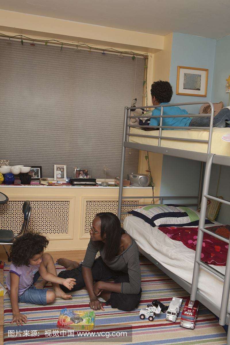 妈妈和女儿在孩子房间玩游戏
