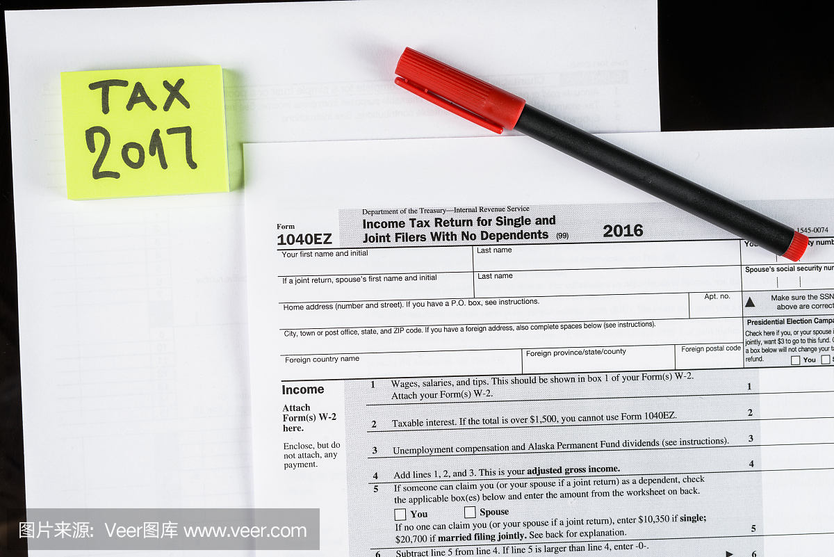 单独和联合报名单的1040EZ所得税报税表。没