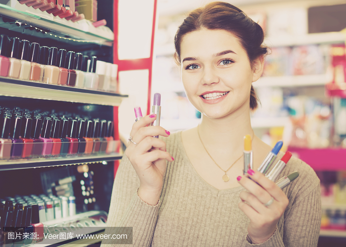 女性顾客在化妆品店寻找口红