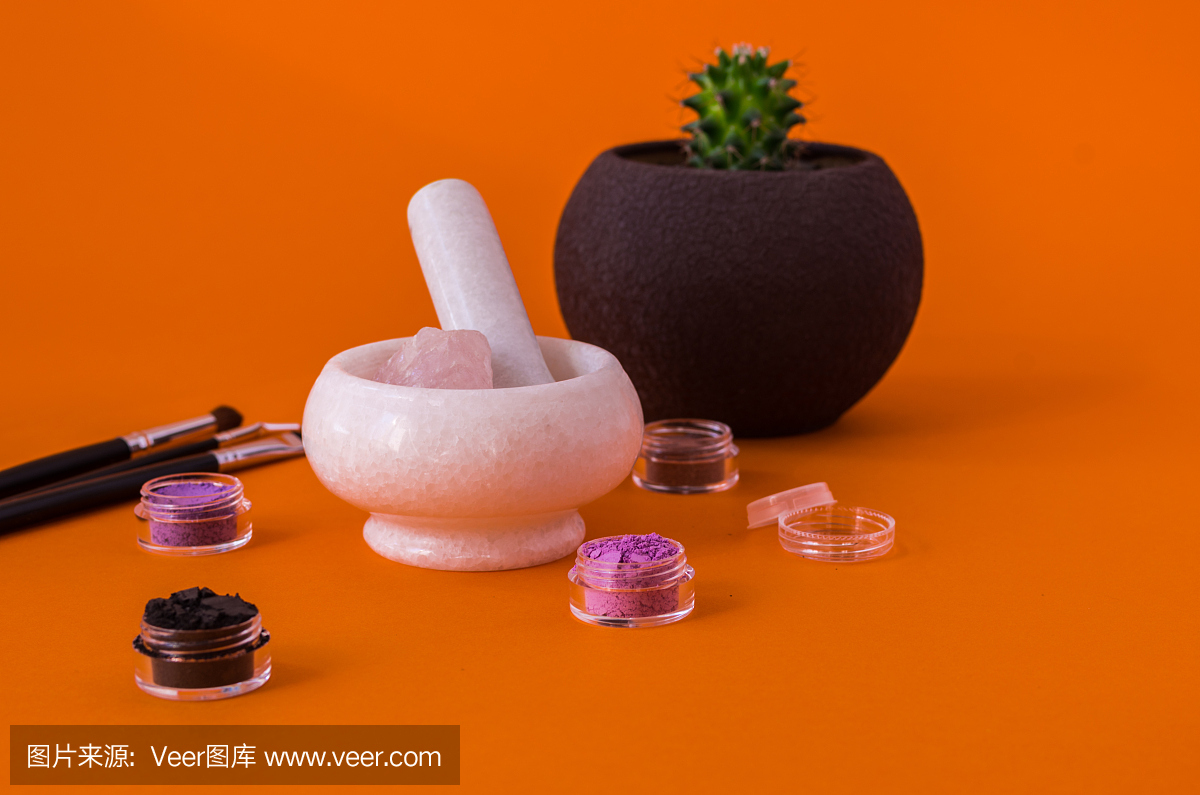 准备化妆。混合的颜色。化妆品和化妆刷。