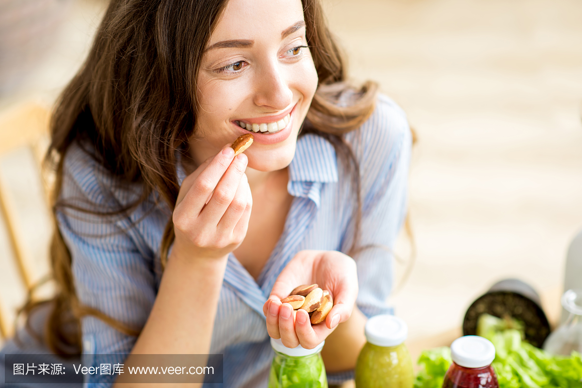 吃坚果的女人