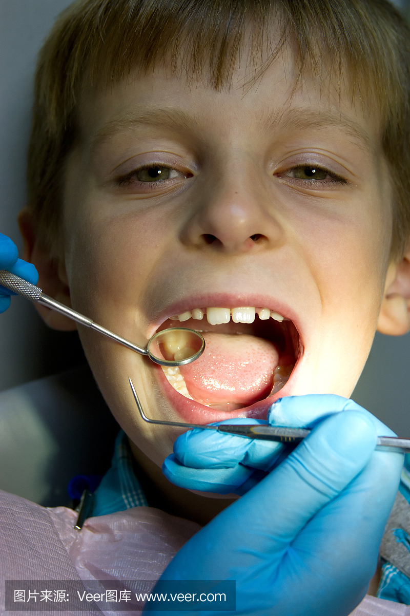 小男孩与医生在牙科手术