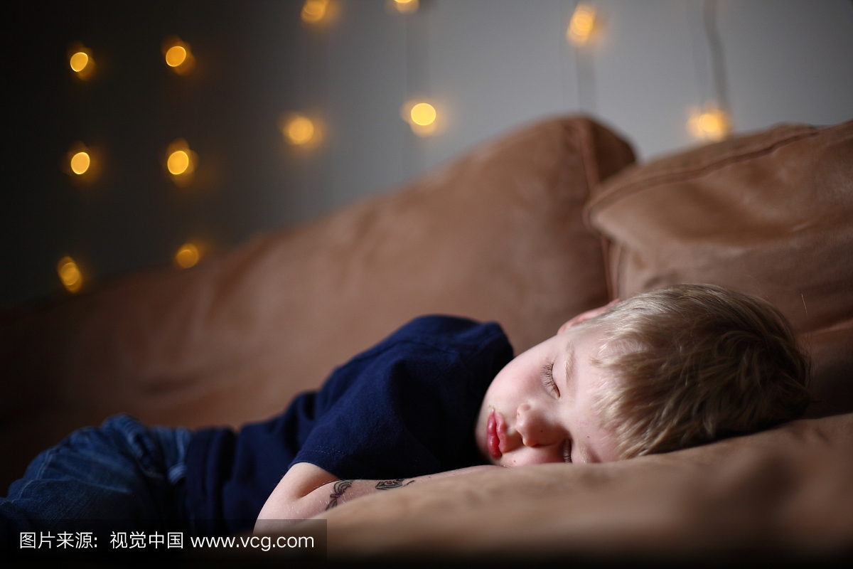 孩子在沙发上睡着了