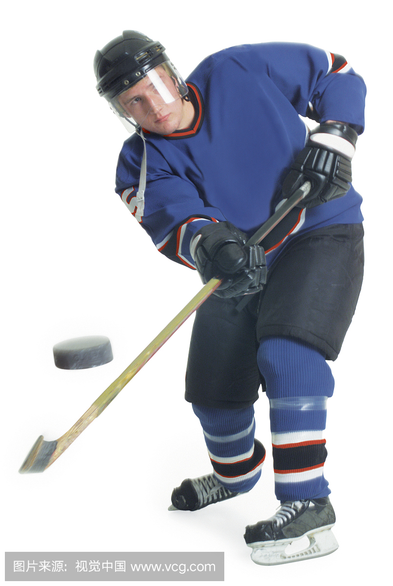 一个蓝色制服的年轻白种人男子冰球运动员用冰