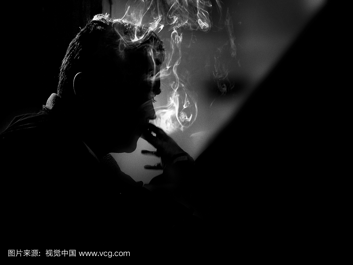 男人吸烟最后一个阴影阴影