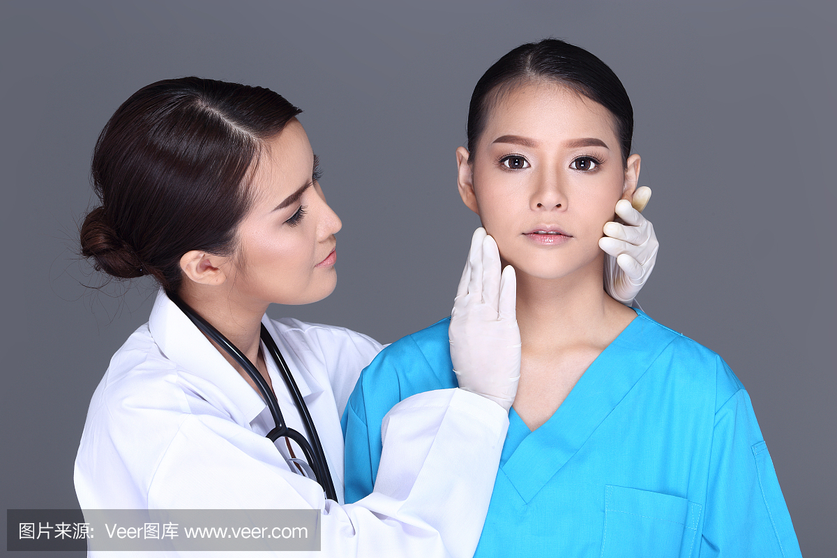 美容师医生检查诊断整形手术前的面部结构患者