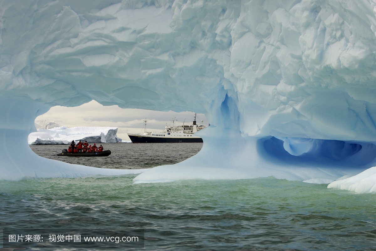 靠近Cuverville岛,南极洲。国家地理奋斗和游客