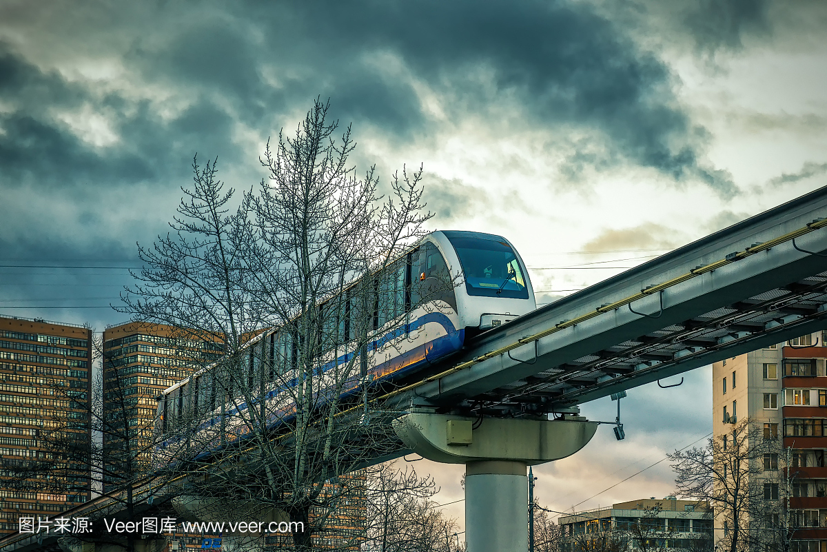 单轨列车在莫斯科的街道上方运行