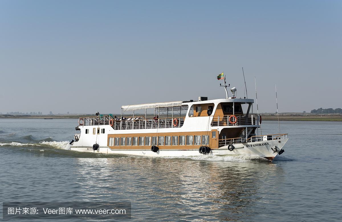 览伊洛瓦底江的游船,也是缅甸曼德勒和蒲甘之
