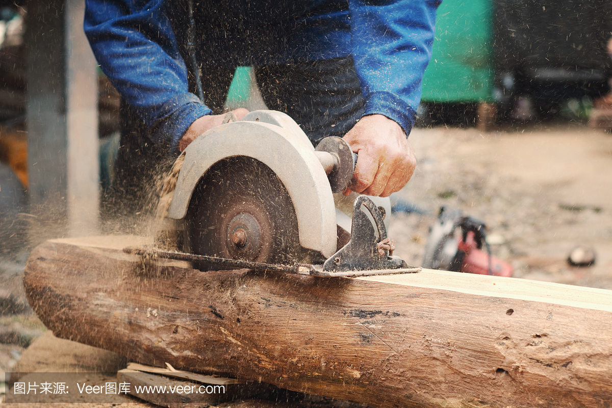 木匠在工地上使用锯切割树林