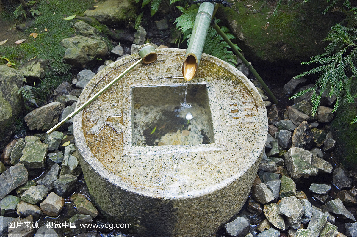 日本京都府仁寺。 Ryoan-ji寺水盆在着名的干石