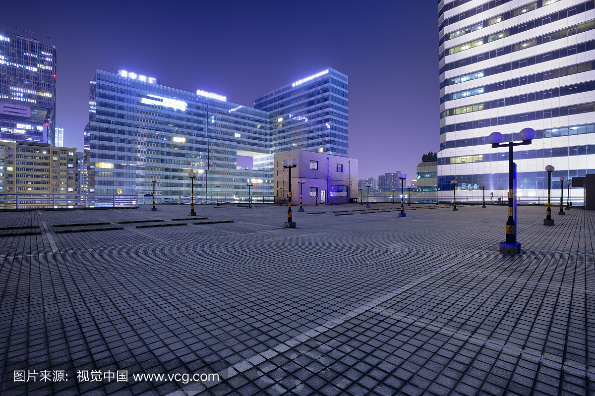 北京CBD摩天大楼夜景和现代停车场
