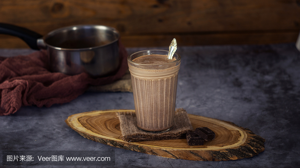 热可可饮料巧克力牛奶在木制表面的玻璃上