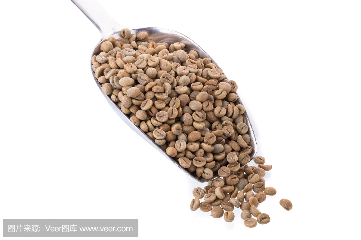 绿色阿拉比卡咖啡豆在铝勺子在白色背景上