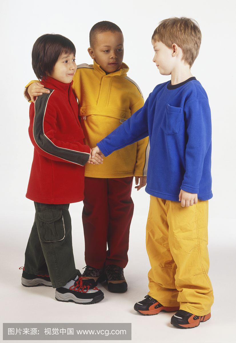 三个男孩,两个握手