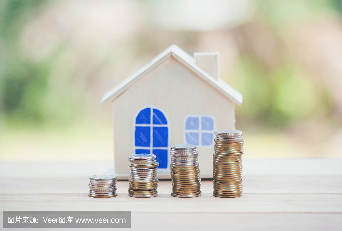 房子模型和硬币钱,抵押贷款和房地产投资。