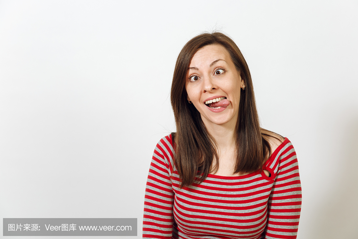 美丽的欧洲年轻快乐的棕发女人与健康清洁的皮