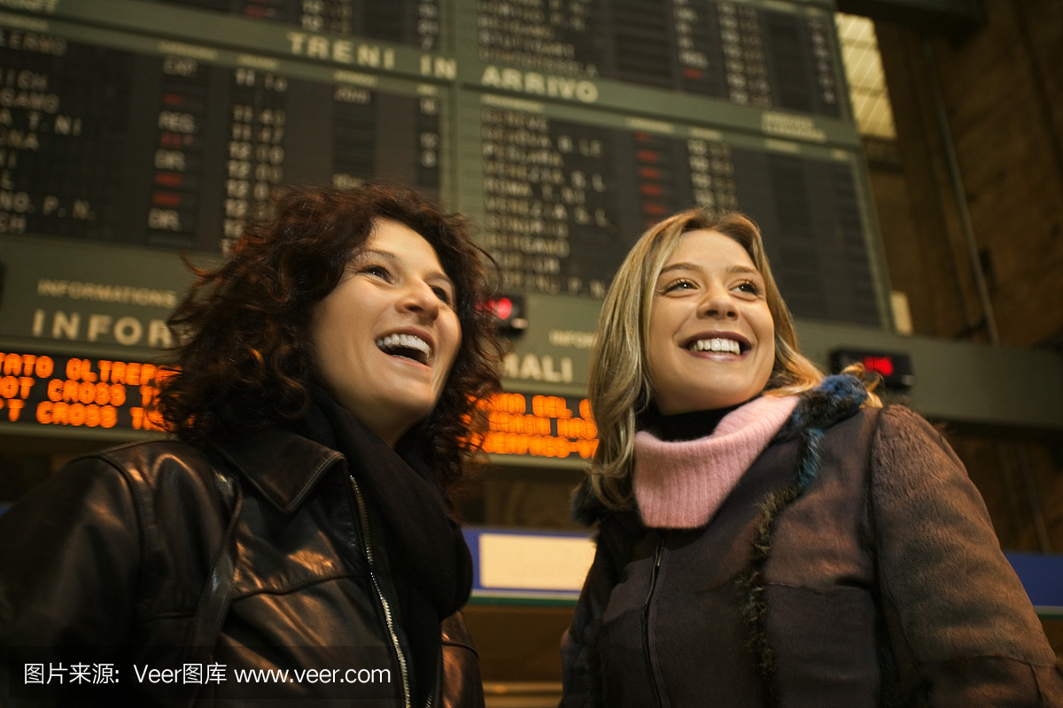 在意大利米兰的中央火车站,两位女士微笑着望