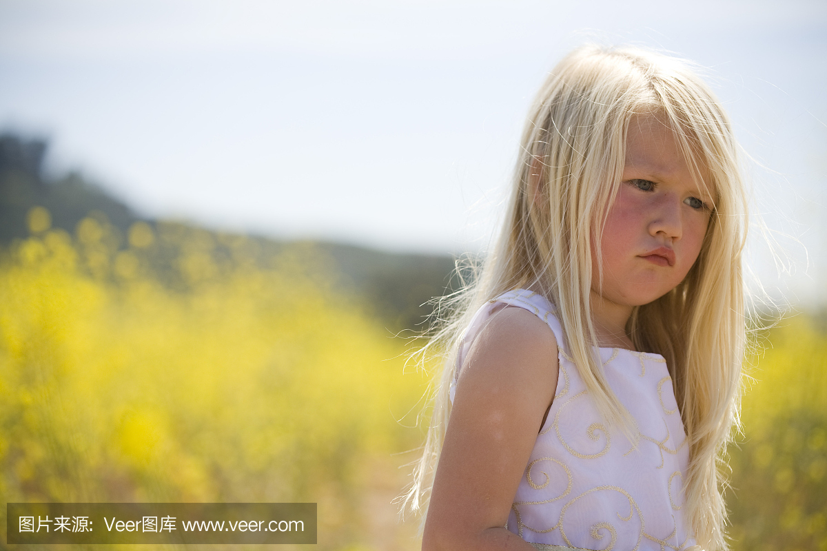 漂亮的债券女孩皱着眉头