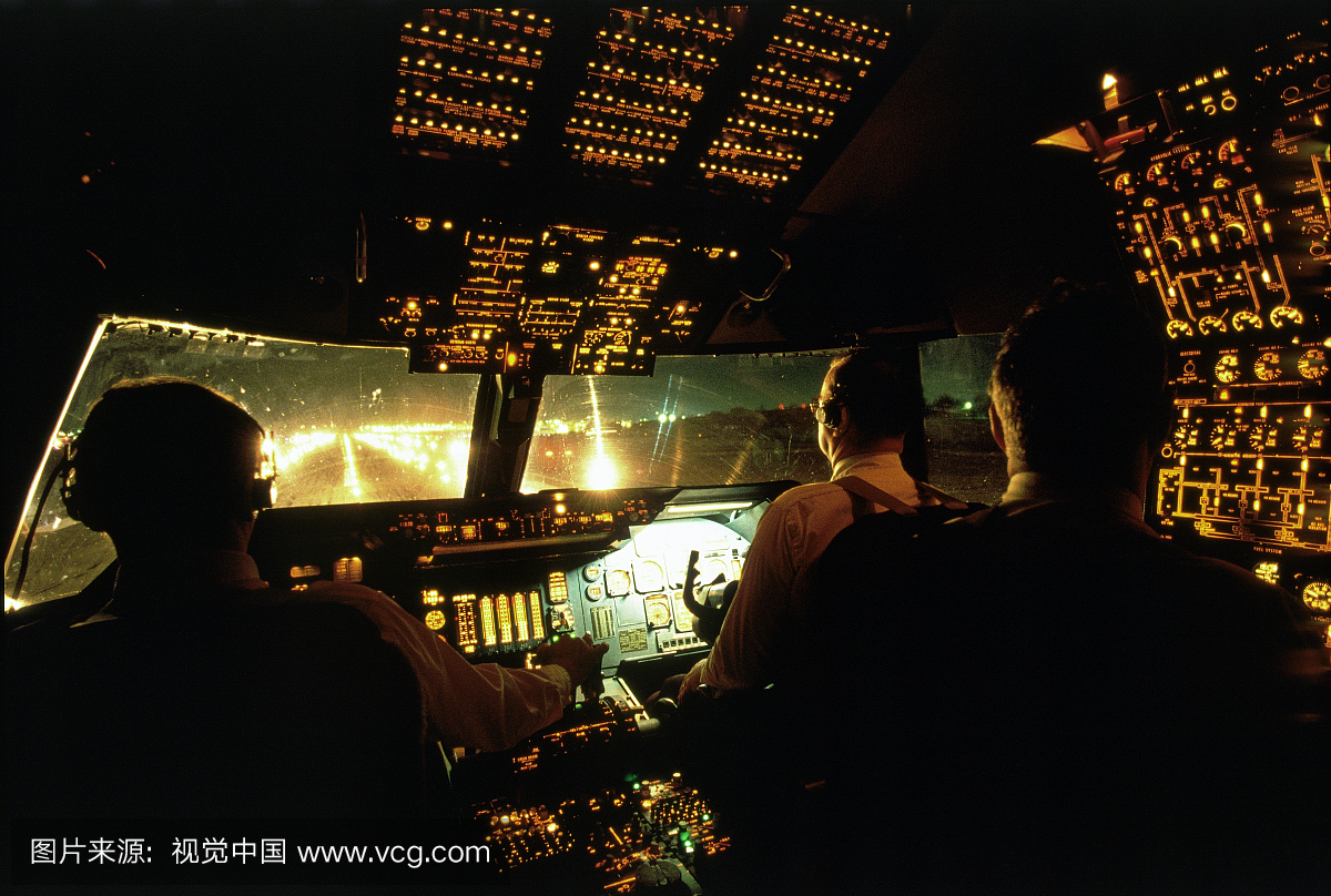 飞行员在L-1011驾驶舱UA-35378