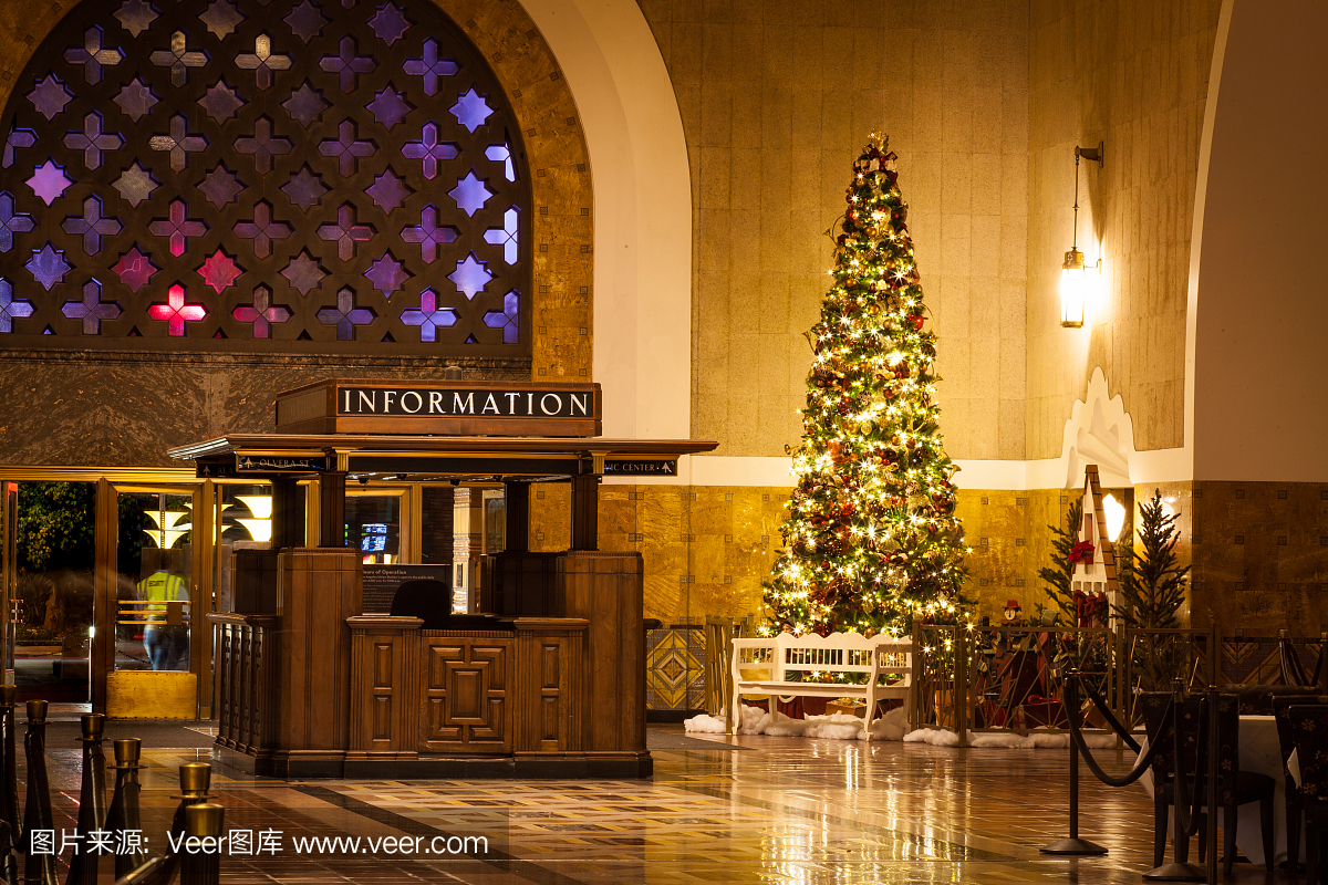 圣诞树在联合车站洛杉矶 - 假日季节性照明和装