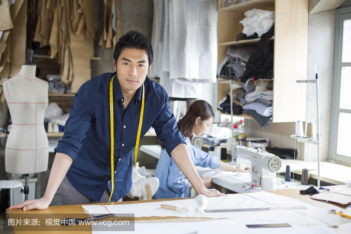 两个服装设计师在工作室工作
