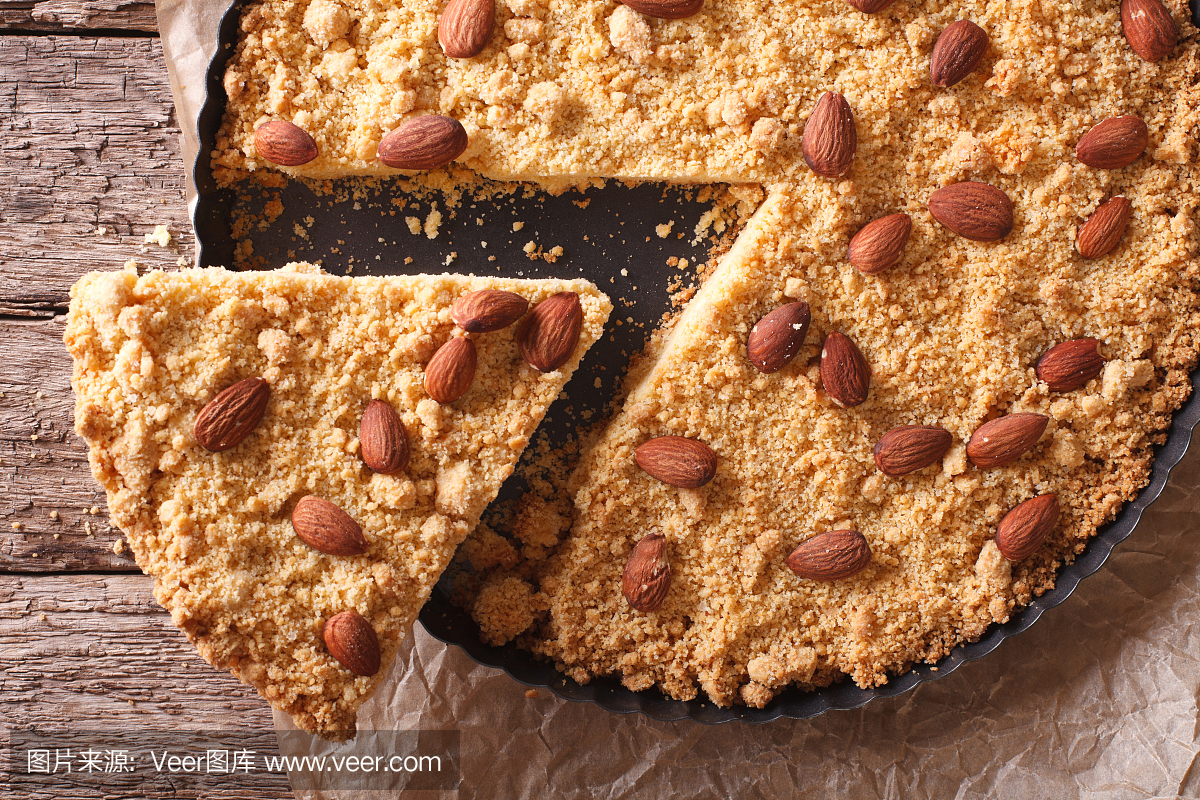 切片意大利馅饼Sbrisolona特写在桌子上。横