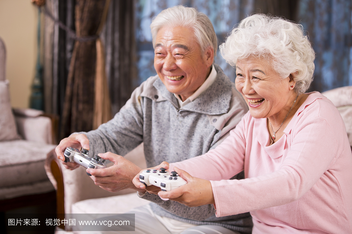 老年人玩电子游戏机