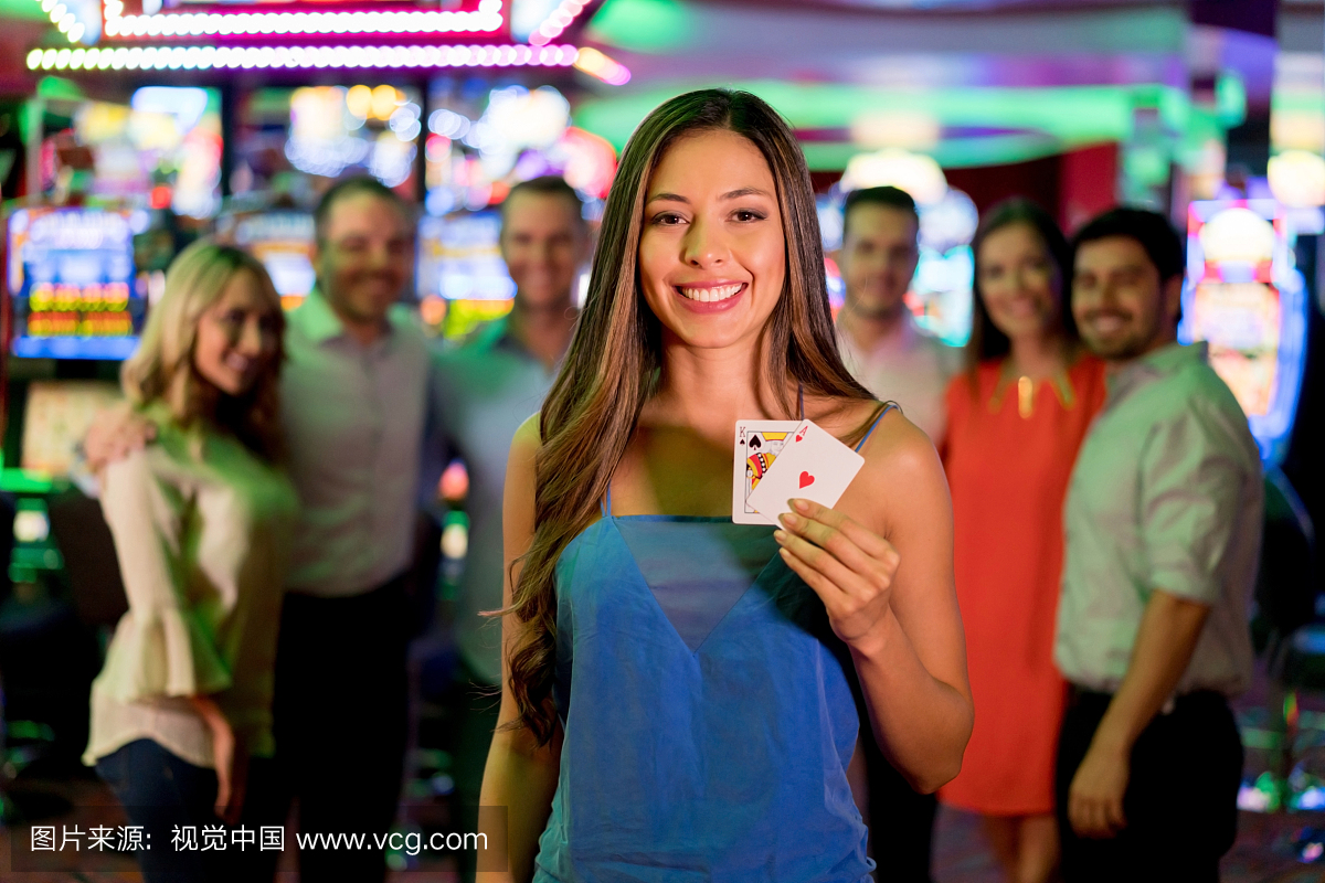 在赌场玩二十一点的女人