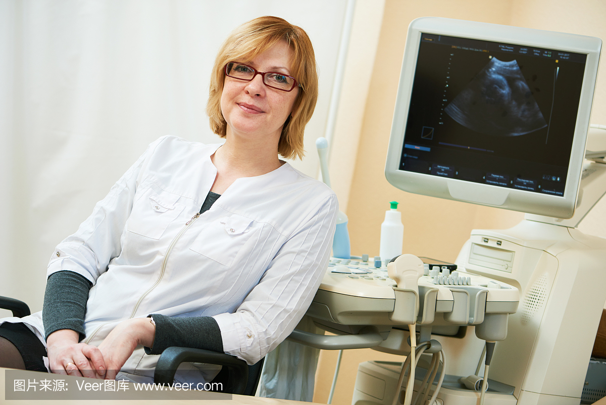 超声检查怀孕。妇科医生用扫描仪检查胎儿的生