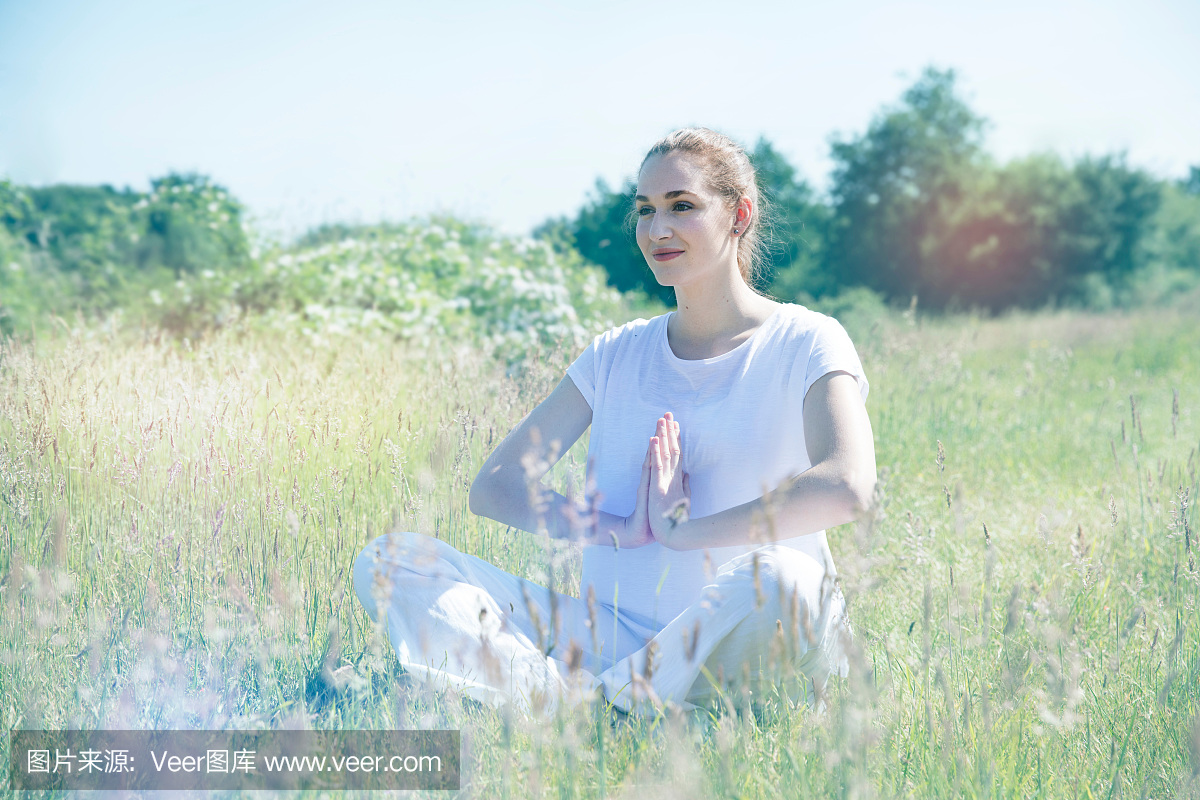 a歌女的美丽的歌女瑜伽呼吸和冥想交叉腿女孩生好听快图片
