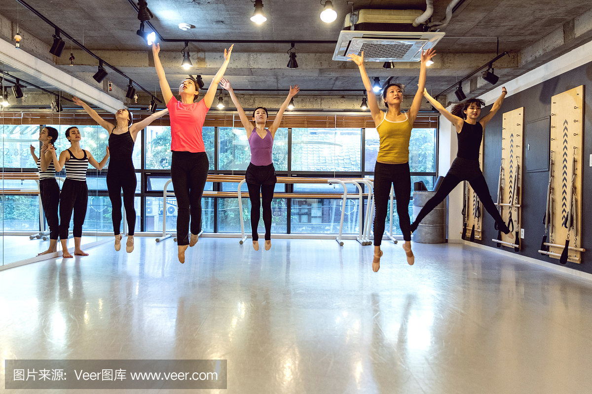学习如何跳舞在课堂上的韩国妇女组
