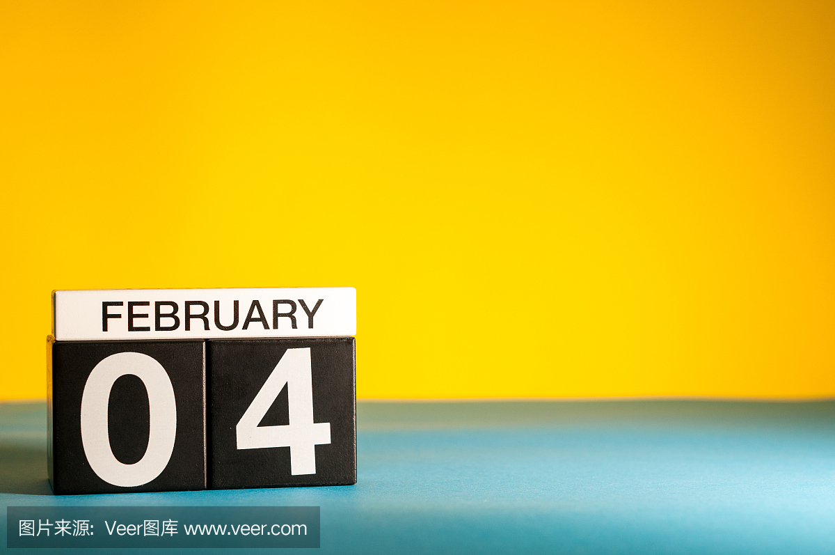 2月4日。 2月第4天,日历在黄色背景上。冬天的