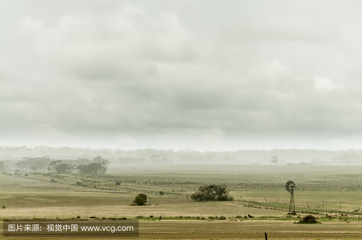雨在南澳大利亚的北部田园土地上席卷了粮田和