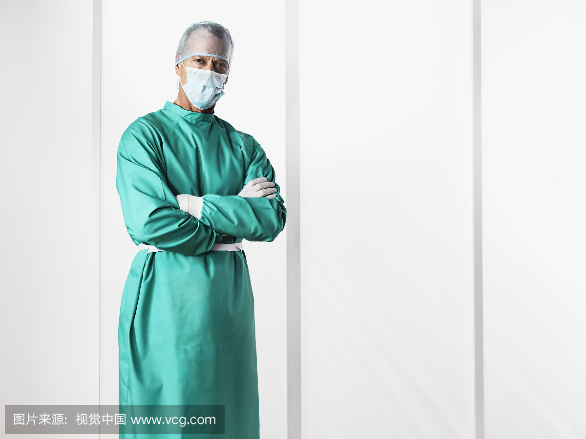 外科医生站在医院