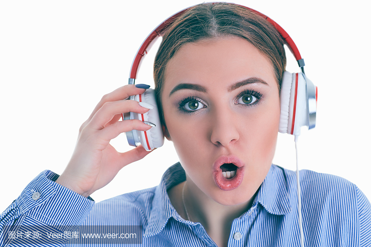 女人用智能手机的耳机听音乐,并问什么。