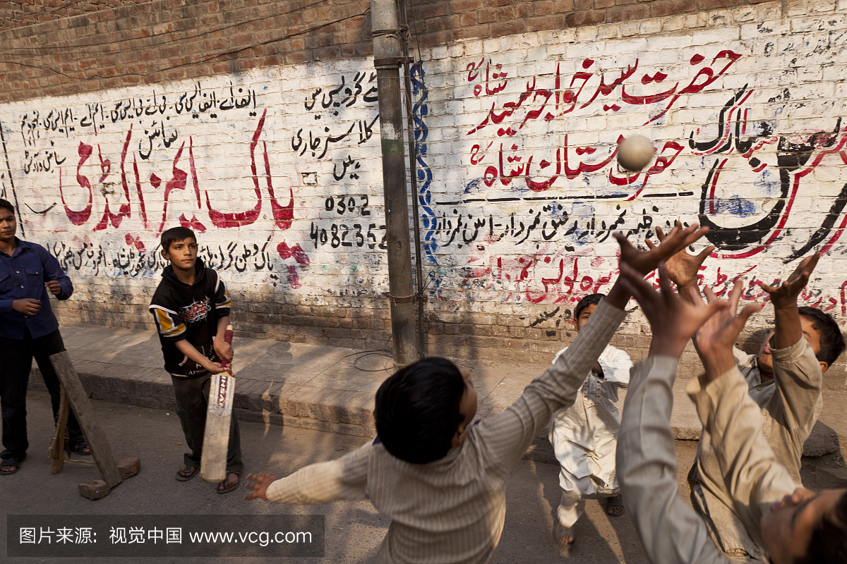 巴基斯坦 - 孩子们在城市街道上玩板球