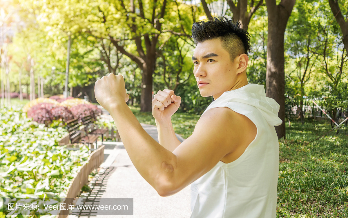 拳击手准备战斗的肖像。强壮的手臂和紧握的拳