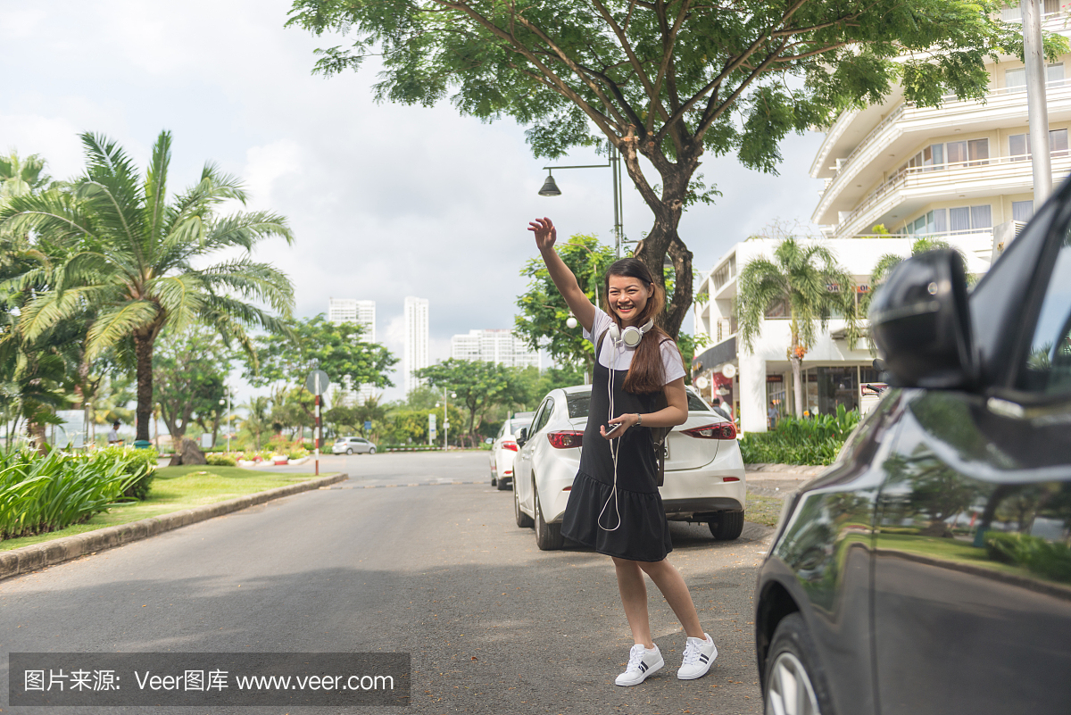 幸福的女人在市中心打仗Uber出租车