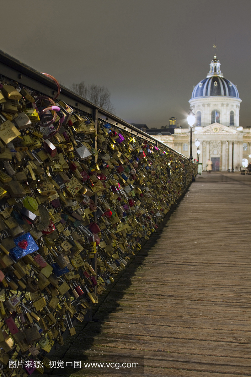 法国,巴黎,行人天桥上的爱情挂锁,夜晚的Pass